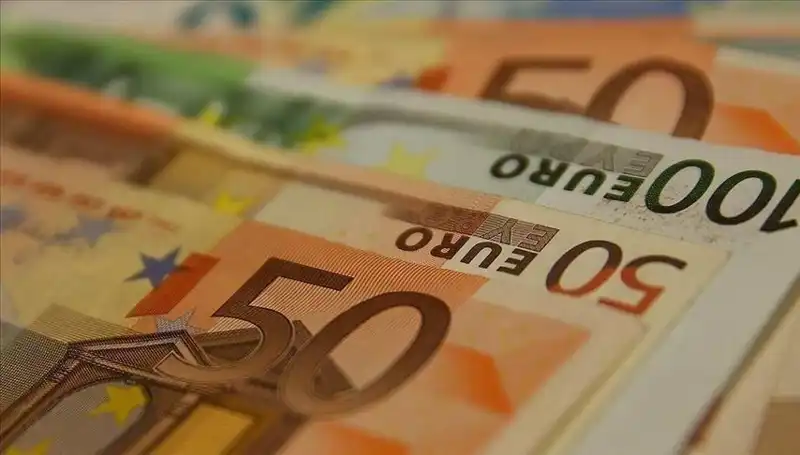 Euro'nun Zirveden Gerilemesi: Ekonomik Etkileri ve Gelecek Tahminleri