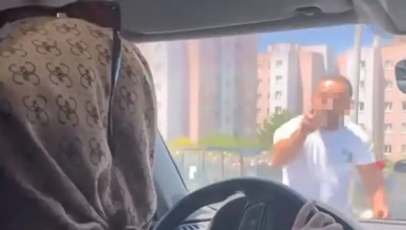 Trafikte Dehşet: Araç Camını Yumruklayan Saldırı