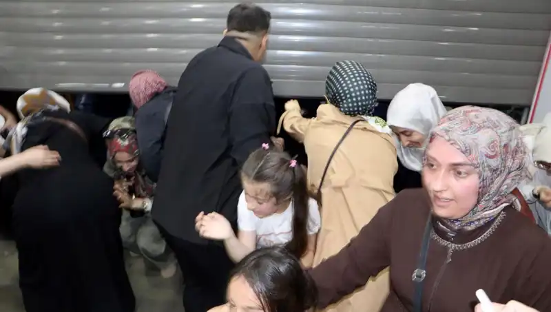 AVM'de Yüzde 50 İndirim: Müşteriler Alışverişte Sıraya Girdi