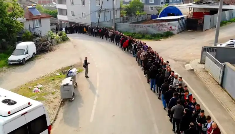 Bursa'da Bayram Coşkusu: 1 Kilometrelik Kuyruk Görenleri Şaşırttı