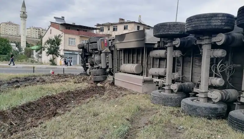 Freni Boşalan TIR Erzurum'da Korkunç Kazaya Sebep Oldu