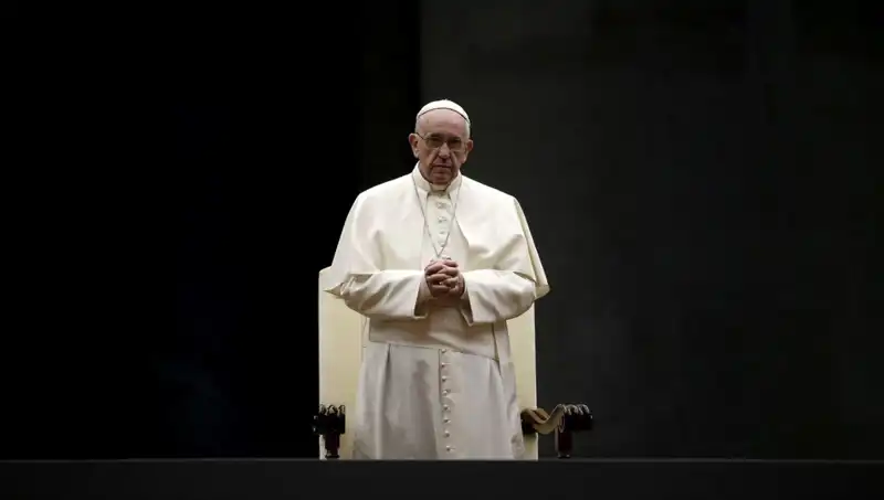 Vatikan’ın Kapıcısı: Papalıkta Tarihi Bir Değişim ve Francis’in İnanılmaz Yolculuğu