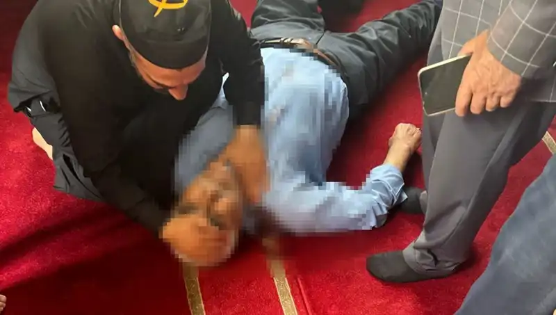 Camide İnsanı Şoke Eden Saldırı: Namaz Kılan Şahıs Bıçaklandı