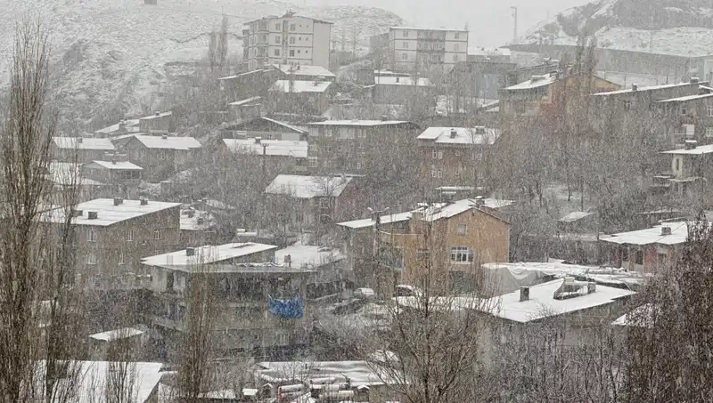 Hakkari'de Nisan Ayında Beklenmedik Bir Kar Yağışı Gerçekleşti