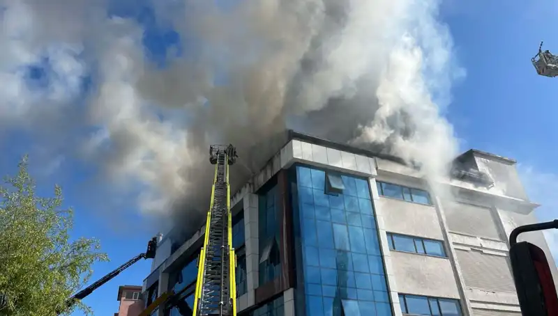Esenyurt'ta Tekstil Atölyesinde Çıkan Yangın, Bölgeyi Korkuttu