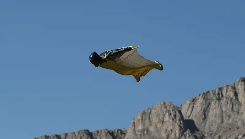 Erzincan'da Adrenalin Dolu "Yarasa Adam" Atlayışı İle Rekor Denemesi