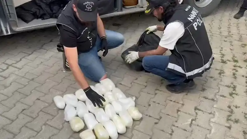 Yolcunun Valizinden Çıkan 13 Kilo Metamfetamin, Uyuşturucu Kaçakçılığını Gözler Önüne Serdi