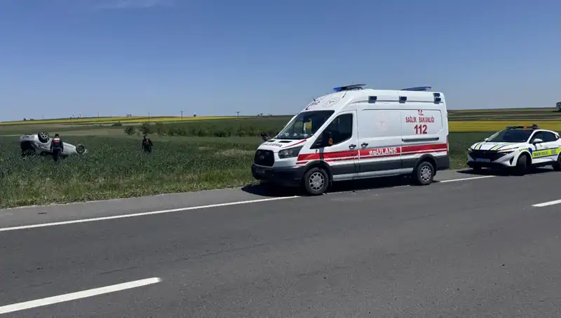 Edirne'deki Kaza: Devrilen Otomobilde Yaralanan Sürücü ve Eşi Hastaneye Kaldırıldı