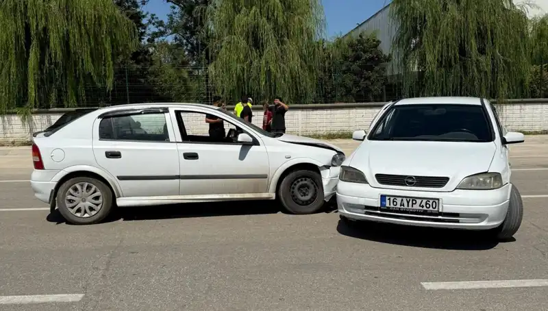 İki Otomobil Çarpıştı: Kaza Anında İki Kişi Yaralandı
