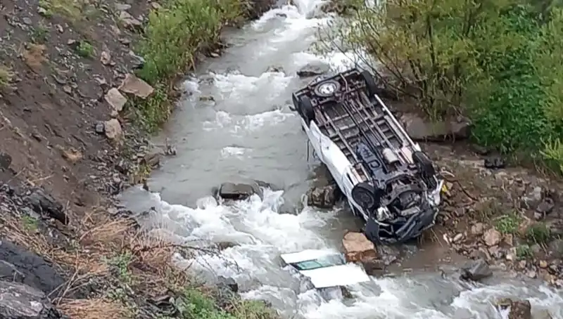 Hakkari’de dehşet veren minibüs kazası: İki ölü, üç yaralı!