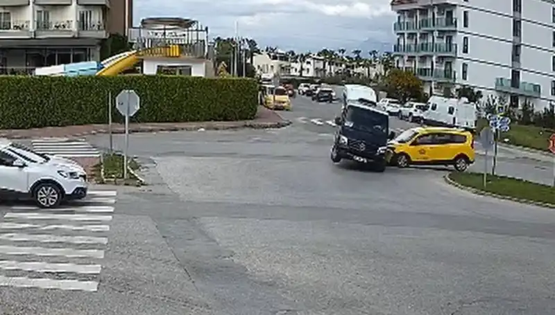 Kavşakta Feci Kaza: Minibüs ve Ticari Taksi Çarpıştı, Can Kaybı Var mı?