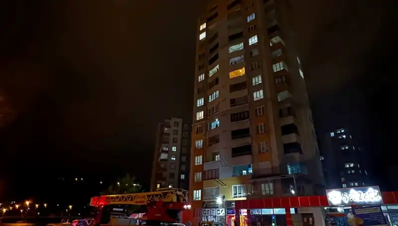 : Yıldırım Düşmesi: Apartmanın Çatısını Nasıl Etkiledi?