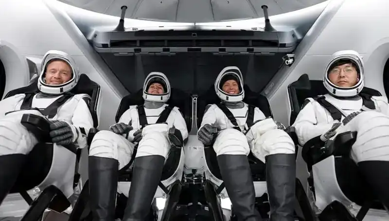 SpaceX Tarihi Görevini Tamamladı: Uzay Yolcuları Dünya'ya Sağ Salim Dönüş Yaptı