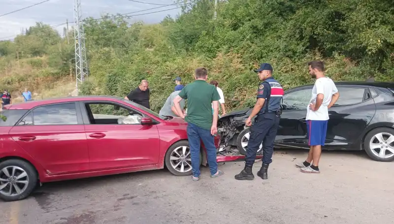 Karamürsel'de Trafik Kazası: 4 Kişi Yaralandı