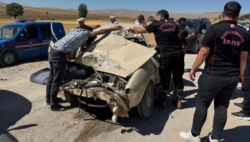 Kahramanmaraş’ta Kamyonet ve Otomobil Çarpıştı, Kaza Anı Güvenlik Kamerasına Yansıdı