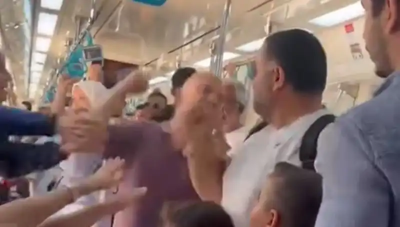 Marmaray'da Yumruklu Kavga: Yolcuların Gözleri Önünde Gerilim Dolu Anlar
