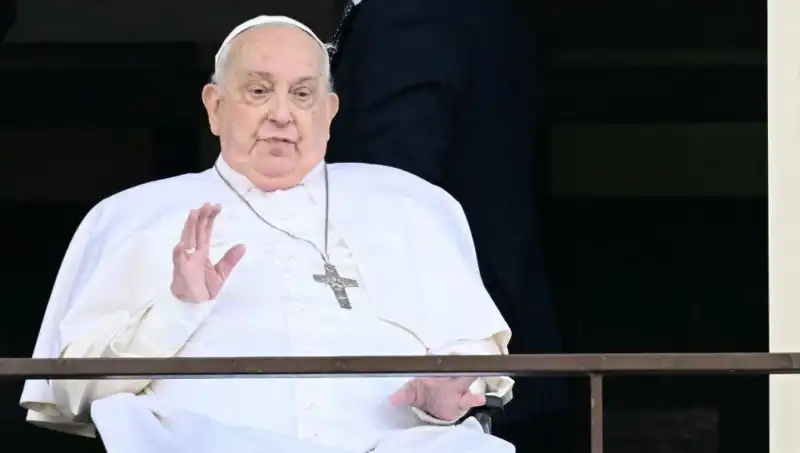 Papa Francis, Beş Haftalık Aradan Sonra Hastanede Görüntülendi