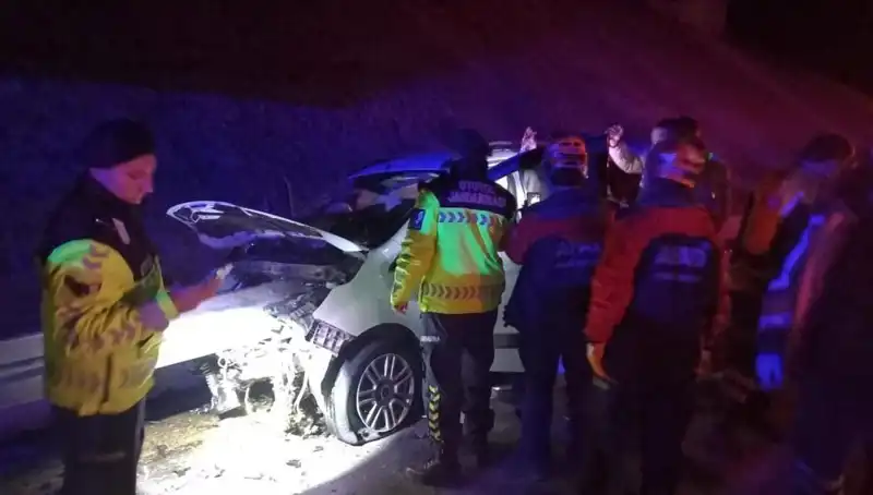 Otomobil Bariyere Saplandı, 4 Kişi Yaralandı! Neler Oluyor?