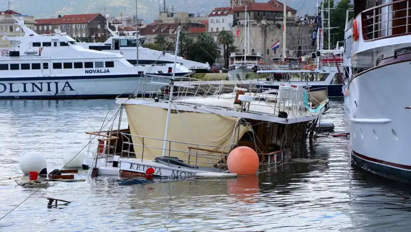 Hırvatistan'da Fırtınalarla Boğuşan Denizlerde Feribot Faciası: Sulara Gömülen Gemi