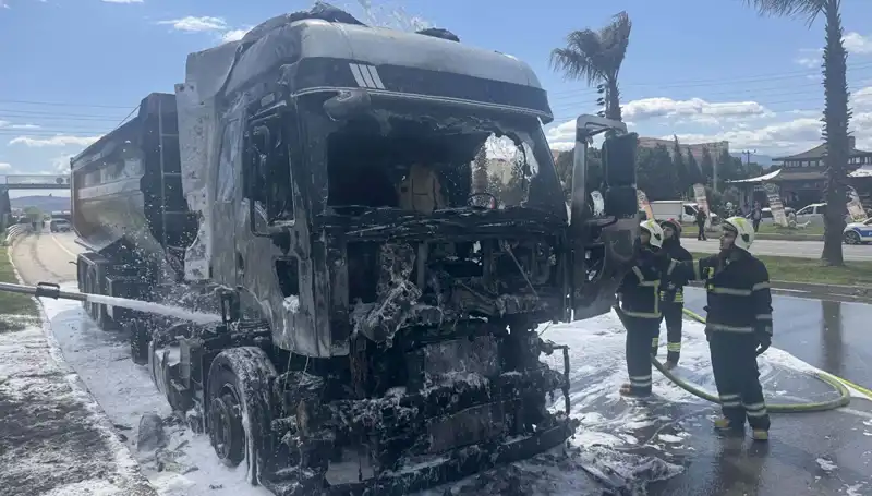 Kum Yüklü TIR Yangını İle Şehirde Kaos Anları Yaşandı