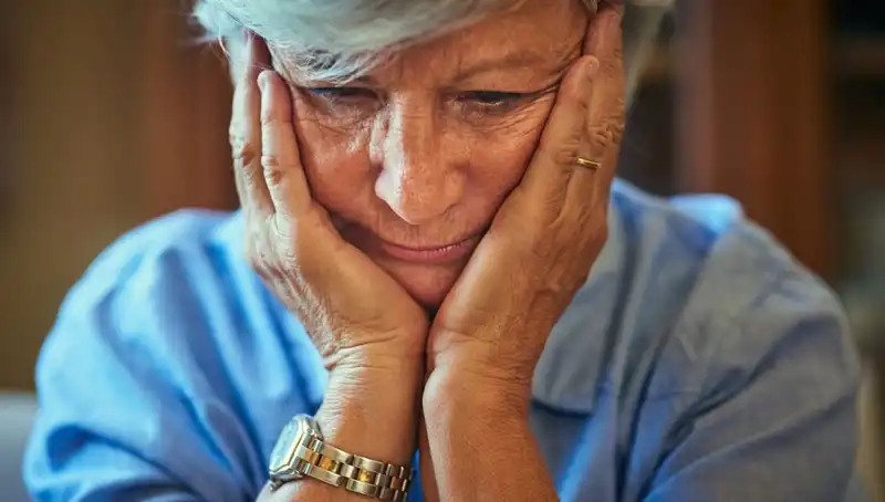 40'lı Yaşlarındaki Adamın Alzheimer Tehditi: Stresi Erken Uyarı Olarak Gördü