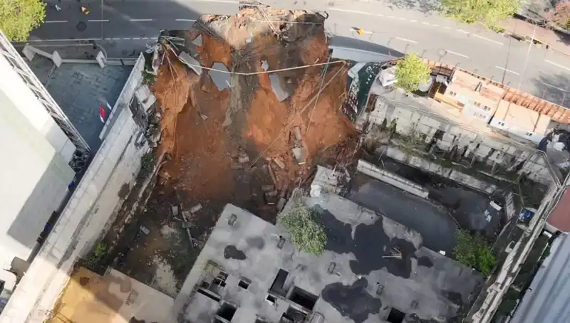 Sarıyer'de Şok: Caddenin Çökmesi Trafiği Felç Etti!