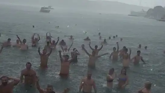 İstanbul Bebek'te Yağmura Rağmen Denize Girenlerin Yüzde Yüz Eğlencesi!