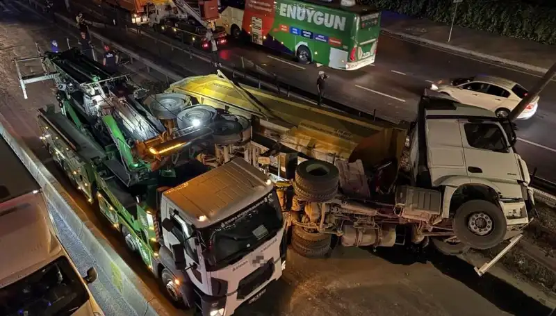 Moloz Yüklü Hafriyat Kamyonu Devrildi: Kazanın Ayrıntıları ve Etkileri