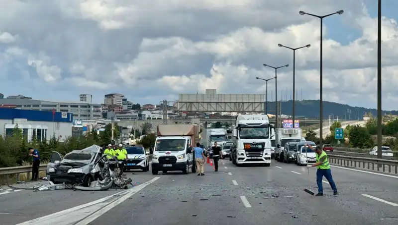 Otoyolda Şok Eden Kaza: Üç Kişi Araçta Sıkıştı!