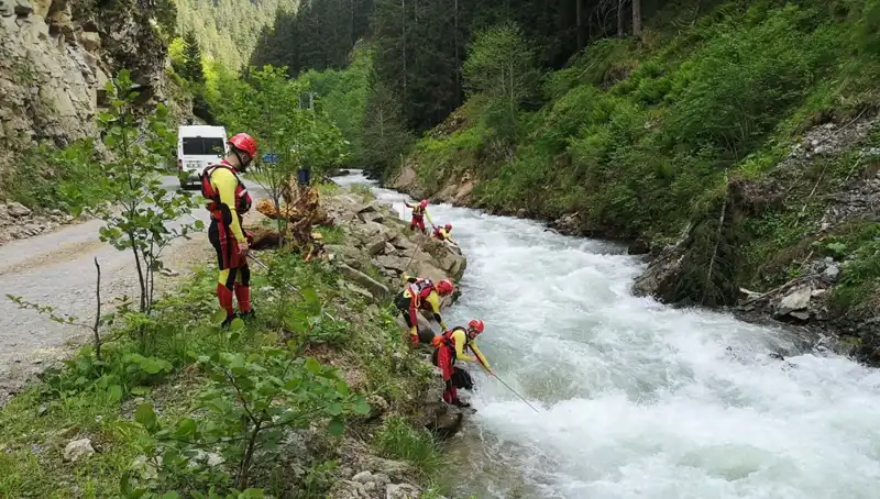 Trabzon’da Dereye Düşen Çocuğun Kayboluşu: Arama Çalışmaları Devam Ediyor