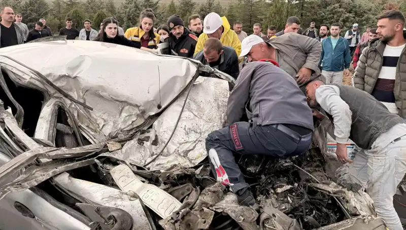 TIR ile Çarpıştı: Minibüs, Kağıt Gibi Ezildi, Yaralılar Var!
