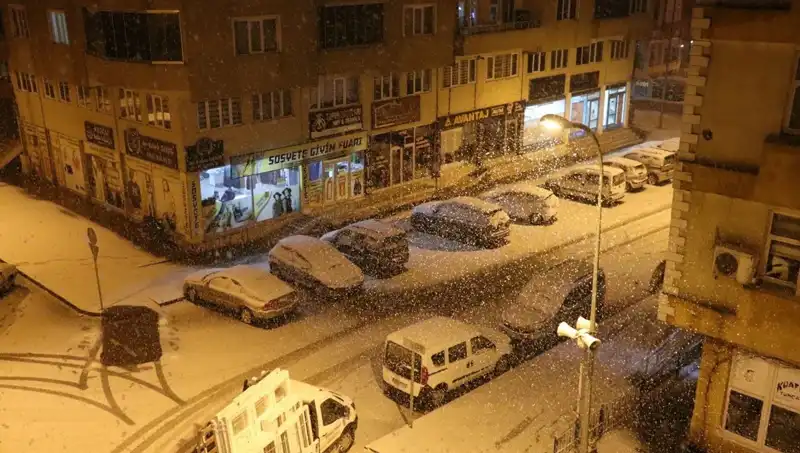 Gün İçinde İki Mevsim Yaşanan Şehir: Gece Kar, Sabah Bahar!