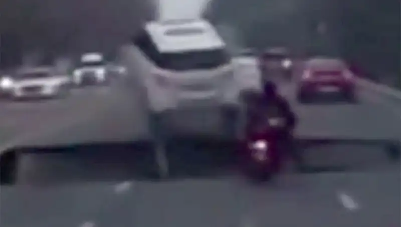 Güney Kore Otoyolunda Dev Çukur Motosikleti Yuttu: Şaşırtıcı Görüntüler!