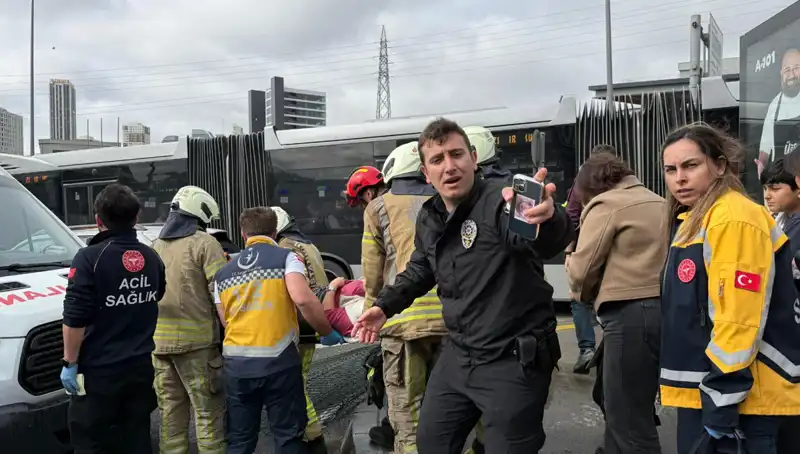 Metrobüs Kazası Şehri Sarstı: Seferler Durdu, Ölü ve Yaralılar Var