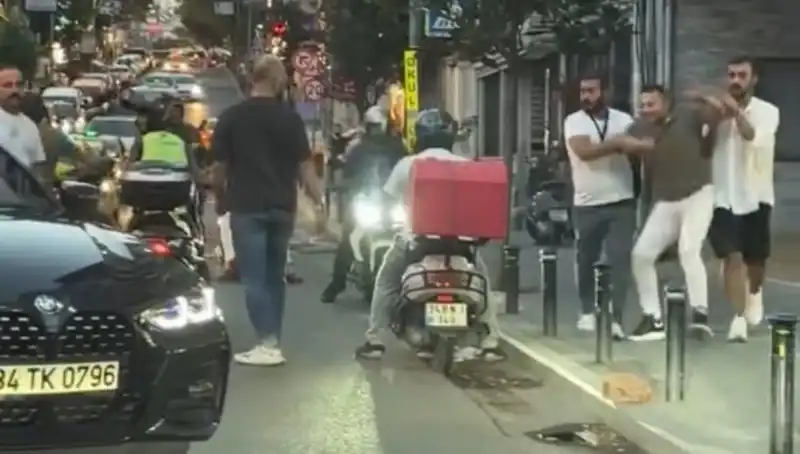 Nişantaşı’nda Trafik Kavgası: Kadının Üzerine Sopa ile Yürüdü