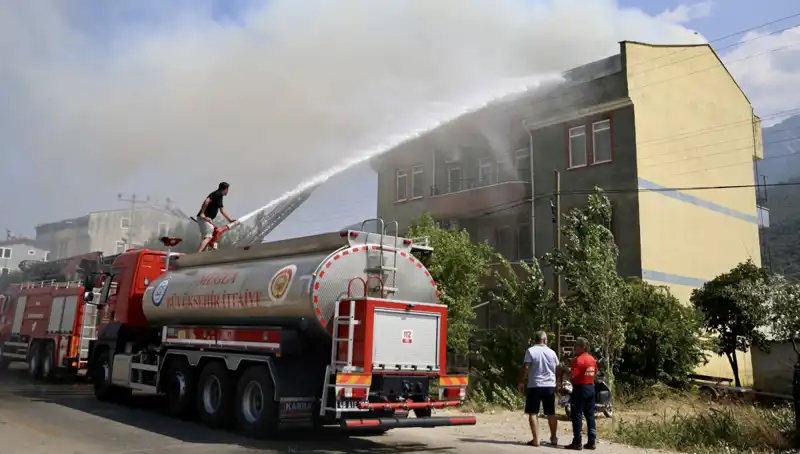 Çatı Katında Patlayan Yangın, Mahallede Panik yarattı