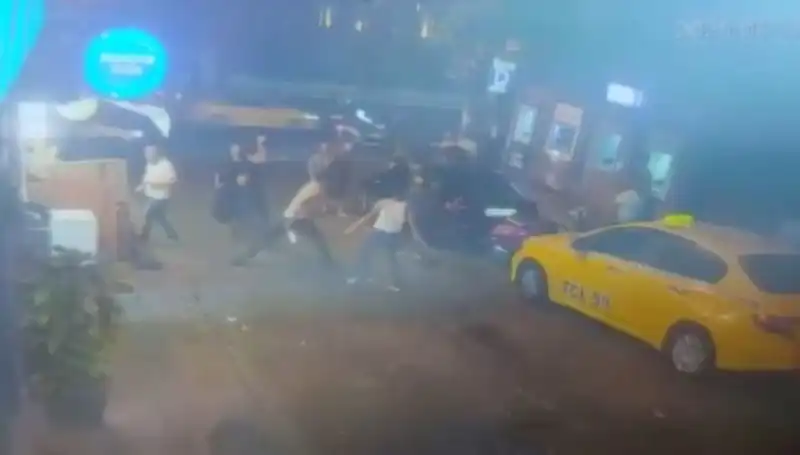 Beyoğlu'nda Korkutan Kavga: Laf Atma Sonrası Kan Aktı!