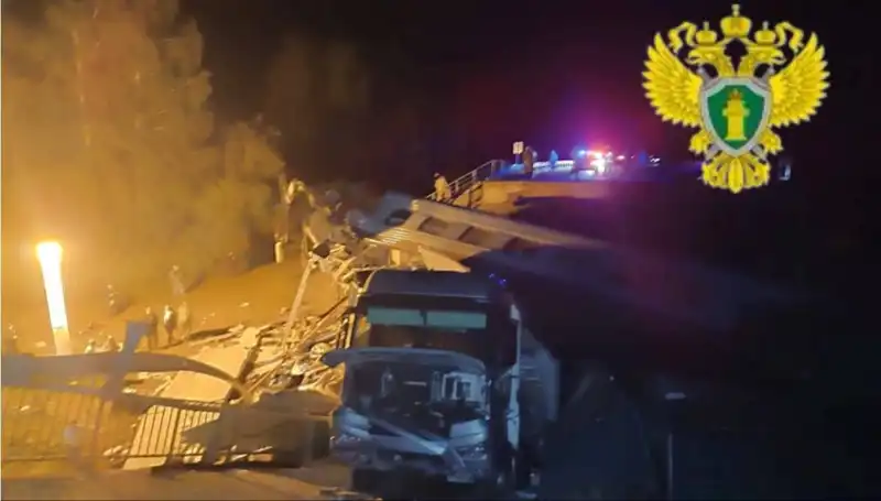 Rusya'da Feci Kaza: Köprü Tren Üstüne Çöktü, Can Kaybı Yaşandı!