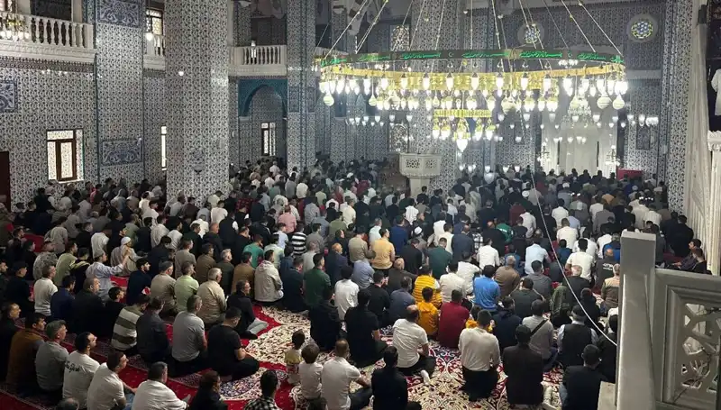 Iğdır'da Bayram Namazı Coşkusu: İlk Kutlama Heyecanı