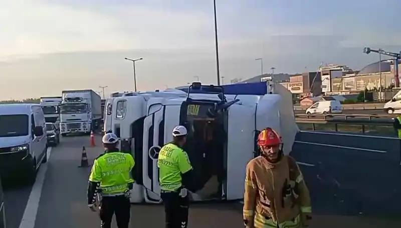 Pendik TEM Otoyolu’nda TIR Devrildi, İstanbul Yönünde Trafik Kilitlendi