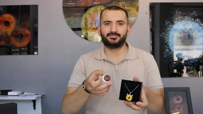 İris Fotoğraflarını Takı ve Tabloya Dönüştüren Yenilikçi Sanatçı