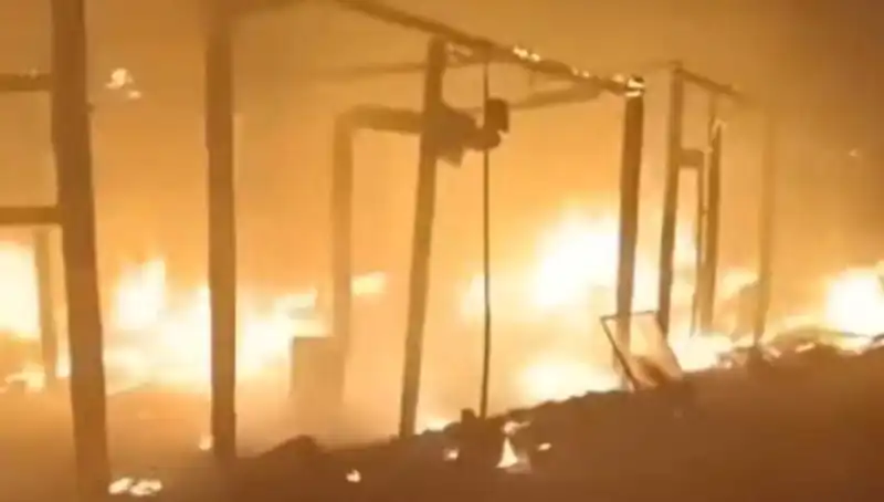 Elektrik Teli Kopunca Yangın: 15 Çadır Alev Alev Yandı!