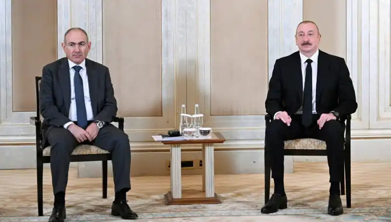 Aliyev ve Paşinyan, Abu Dabi'de Barış Görüşmelerinde Tarihi Bir Adım Attı
