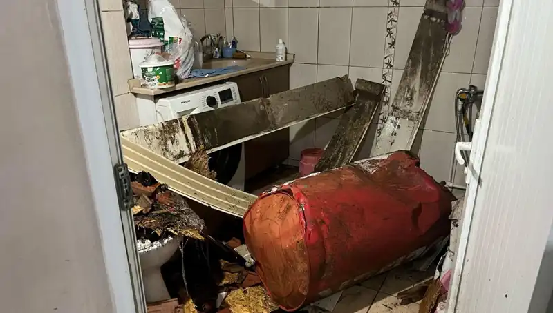 Ege’de Fırtına İle Gelen Felaket: Dev Ağaçlar Yıkıldı, Sokaklar Kışa Dönüştü