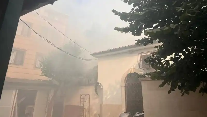 Fatih’te Tarihi Tahta Minare Hamamı Alev Alev Yandı: Yangın Paniği