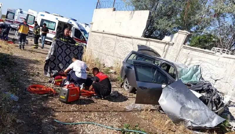Lastiği Patlayan Araç İnat Duvarına Çarptı, Trajik Kaza: 1 Ölü, 6 Yaralı