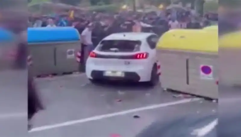 Aracıyla Taraftarların Arasına Daldı: 13 Kişi Yaralandı!