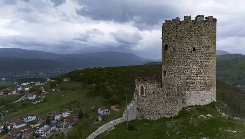 Sokolac Kalesi: Bosna Hersek’in Zamanla Yarışan Tarihi Mirası
