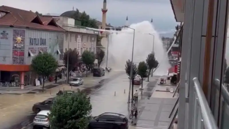 İçme Suyu Hattı Patladı: Şehrin Ortasında Su Göklerde Dans Etti!