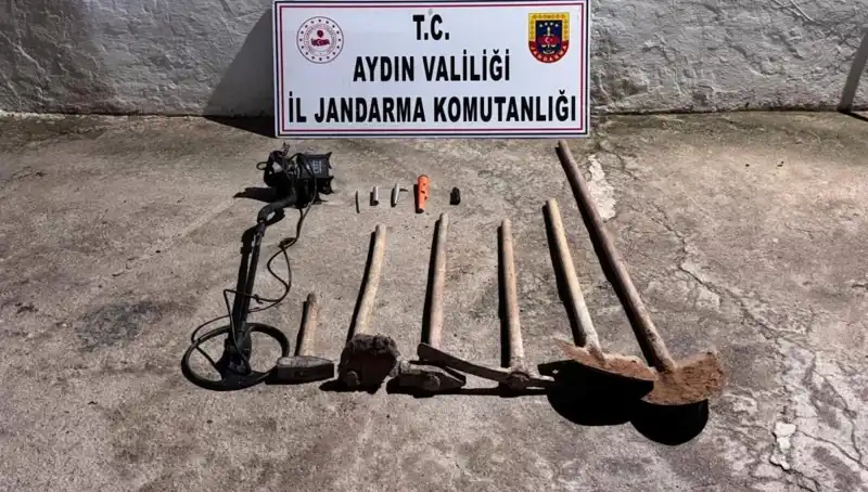 Aydın'da Kaçak Kazı Operasyonu: Suçüstü Yakalananlar Arasında Yüzlerce Tarihi Eşya Bulundu